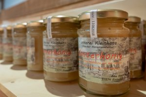 Eigener Honig im Haus & Hofladen Klosterhof Brunshausen