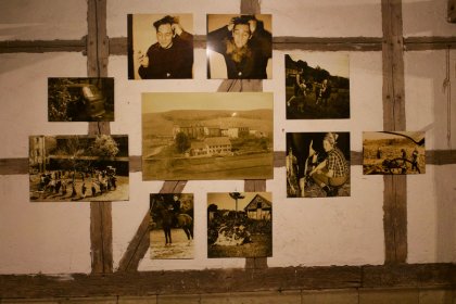 Fotoausstellung: Wir sind nicht von hier / Dorfschönheiten